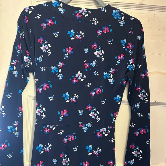 NWT VERSATILE Floral Wrap Dress w/V Neck and a Comfortable Knit Fit - Picture 8 of 12